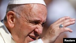 Paus Fransiskus mengutuk praktik pemisahan anak-anak imigran gelap dari orangtua mereka di perbatasan AS-Meksiko. 