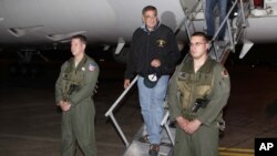 Menteri Pertahanan AS Leon Panetta turun dari jet yang mendarat di Yokota, luar kota Tokyo. (AP/Larry Downing)