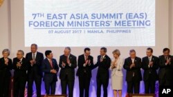 Para menlu, dari kiri, Menlu Korsel Kang Kyung-wha, Menlu Thailand Don Pramudwinai, Menlu Rusia Sergey Lavrov, Menlu Vietnam Binh Minh, Menlu AS Rex Tillerson, Menlu Filipina Allan Peter Cayetano, Menlu Singapura Vivian Balkrishnan, Menlu Australia Julie Bishop, Wakil Menlu dan Mendag Lim Jock Seng, Menlu China Wang Yi, dan Menlu Kamboja Prak Sokhonn, bertepuk tangan setelah berfoto bersama di awal Pertemuan Puncak Menlu Asia Timur ke-7 dan mitra dialognya sebagai bagian dari Pertemuan Tingkat Menteri ASEAN yang ke-50 di Manila, Filipina, Senin, 7 Agustus 2017 (foto: AP Photo/Aaron Favila, Pool)