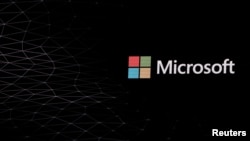 Logo Microsoft digambarkan di depan Mobile World Congress di Barcelona, Spanyol 24 Februari 2019. (Foto: REUTERS/Sergio Perez)