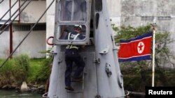 지난해 7월 파나마 조사관이 억류된 북한 선박 '청천강'호를 수색하고 있다.