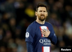 Reaksi Lionel Messi di tengah laga bersama PSG. (Foto: REUTERS/Christian Hartmann)