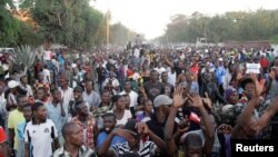 Des manifestants de l'opposition soutenant la candidature à la présidentielle de Moise Katumbi marchent dans les rues de Lubumbashi, le 11 mai 2016.