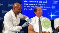 Sekretar za zdravstvo Aleks Azar prima vakcinu protiv gripa tokom konferencije za novinare u Vašingtonu 26. septembra 2019.