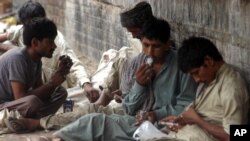 អ្នក​ញៀន​ថ្នាំ​ជនជា​តិ​បាគីស្ថាន​នៅ​ក្រុង​ Lahore ប្រទេស​បាគីស្ថាន។ បាគីស្ថាន​និង​អាហ្វហ្គានីស្ថាន​ធ្វើ​សហប្រតិបត្តិការ​ដើម្បី​ប្រយុទ្ធ​ប្រឆាំង​នឹង​ការ​ជួញ​ដូរ​គ្រឿងញៀន​។