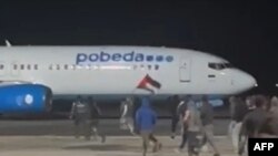 러시아의 다게스탄 자치공화국에 착륙한 항공기를 향해 친팔레스타인 시위대가 달려가고 있다. 29일 텔레그램 게시 영상 캡쳐.