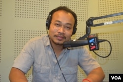 លោក ព្រាប កុល នាយក​ប្រតិបត្តិ​នៃ​អង្គការ​តម្លាភាព​កម្ពុជា​ ចូល​រួម​ជា​វាគ្មិន​អំពី​«អំពើ​ពុករលួយ​ក្នុង​ដំណើរការ​ដេញ​ថ្លៃ​សាធារណៈ‍»នៅ​ក្នុង​កម្មវិធី​ហេឡូវីអូអេ​កាល​ពី​ថ្ងៃ​ព្រហស្បតិ៍​ទី១២ ខែកុម្ភៈ ឆ្នាំ​២០១៥។ (លឹម សុធី/VOA)