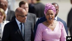 Le président sud-africain Jacob Zuma, à gauche, accompagné de sa femme Thobeka Madiba Zuma lors du sommet du G20 à Hambourg, Allemagne, 6 juillet 2017.