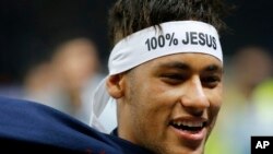 Nyemar avec un bandeau mentionnant 100% Jésus après le sacre de FC Barcelone à la ligue des champions face à la Juventus de Turin au stade de Berlin, Allemagne, 6 juin 2015.