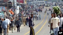 Quelques personnes marchent le long d’une rue à Addis-Abeba, la capitale éthiopienne, 9 juin 2005.