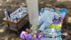 Seorang warga desa di India dirawat setelah terinfeksi COVID-19 (foto: dok).