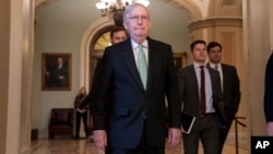 Pemimpin Mayoritas Senat, Mitch McConnell, meninggalkan ruangan setelah mengkritik upaya Demokrat untuk memakzulkan Presiden Donald Trump, di Capitol di Washington, Selasa, 17 Desember 2019. (Foto: AP)