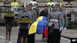 Colombian honor guards carry the coffins of four members of the security forces during their funeral at Bogota's cathedral, November 29, 2011. Colombian FARC rebels executed four members of the security forces during a botched mission to free them from a 
