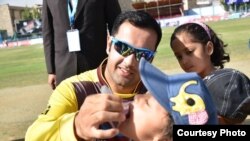 د کرکټ لوبغاړي د شپږیزو سیالیو په جریان کې د پولیو ضد کمپاین کې هم برخه اخلي.