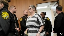 Dženifer Krambli ulazi u sudnicu pred izricanje presude (AP/Carlos Osorio)