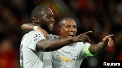 Romelu Lukaku de Manchester United célèbre avec son coéquipier Ashley Young lors du match de Champions’ League contre le CSKA Moscou au stade VEB de Moscou, Russie, 27 septembre 2017.