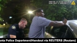 Policajac Geret Rolf, sada optužen za ubistvo, pretresao je 27-godišnjeg Rejšarda Bruksa ispred restorana brze hrane Vendi. 