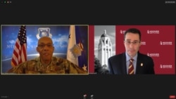 찰스 브라운 미 공군참모총장이(왼쪽) 28일 후버연구소가 주최한 화상대담에서 인도태평양 역내 현안, 차기 미 공군 전략 등을 논의했다. 오른쪽은 마이클 오슬린 후버연구소 연구원.