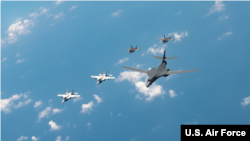 일본 이와쿠니 미 해병대기지에서 출격한 미 해군 F/A-18 슈퍼호넷 전투기와 해병대 F-35 라이트닝II 전투기, 미 사우스다코타주 엘스워스 공군기지에서 전개한 공군 B-1B 전략폭격기가 지난 8월 인도-태평양 지역에서 대규모연합통합훈련에 참가했다고 미 공군태평양사령부가 밝혔다.