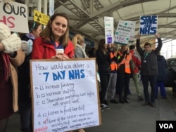 A junior doctor on strike holds a sign in London. (L. Ramirez/VOA)