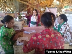 Ibu-Ibu fasilitator dari Sekolah Perempuan dari Kabupaten Waropen, Papua, saat mengikuti kegiatan pelatihan di Dodoha Institut Mosintuwu, Tentena, Kabupaten Poso, Sulawesi Tengah.