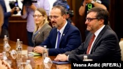 ARHIVA - Ambasador Srbije u SAD Entoni Godfri (u sredini) i specijalni predstavnik Stejt departmenta za Zapadni Balkan Metju Palmer, u Beogradu, 4. novembra 2019. godine (Foto: RFE/RL/Vesna Anđić)