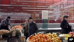 Zida sa imenima žrtava na pijaci Markale