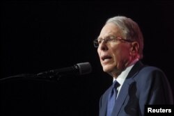 웨인 라피에르 전미총기협회(NRA) 최고경영자(CEO)가 27일 텍사스주 휴스턴에서 열린 총회에서 연설하고 있다.