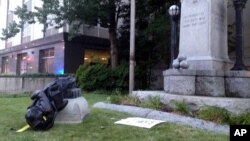 Patung tentara Konfederasi tergeletak di halaman, setelah digulingkan oleh sekelompok aktivis di Durham, 14 Agustus 2017.