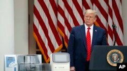 លោក​ប្រធានាធិបតី​ដូណាល់ ត្រាំ ស្តាប់​ក្នុង​ពេល​ធ្វើ​សន្និសីទ​ព័ត៌មាន​សង្ខេប​អំពី​មេរោគ​កូរ៉ូណា​នៅ​ក្នុង​សេតវិមាន​ កាលពី​ថ្ងៃទី១១​ ខែឧសភា ឆ្នាំ២០២០។