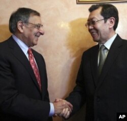 AQSh Mudofaa vaziri Leon Panetta Qirg'iziston Xavfsizlik kengashi kotibi Busurmonqul Tabaldiyev bilan, 13-mart 2012