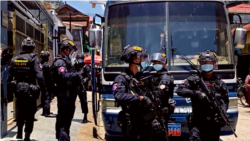 ជនជាតិចិននិងវៀតណាមជាង ១០០ នាក់ ត្រូវបានកងកម្លាំងរាជអាវុធហត្ថរាជធានីភ្នំពេញចាប់ខ្លួន ពាក់ព័ន្ធនឹងបើកល្បែងអនឡាញខុសច្បាប់ នៅសង្កាត់ផ្សារដើមថ្កូវ ខណ្ឌចំការមន កាលពីថ្ងៃទី ២១ ខែសីហា ឆ្នាំ ២០២១។