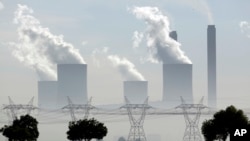 De la fumée s'échappe des cheminées de la centrale électrique de Lethabo, une centrale électrique alimentée au charbon, à Vereeniging, en Afrique du Sud, le 5 décembre 2018.