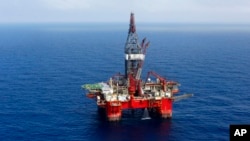 Mekasika ko'rfazidagi neft burg'ulash qurilmasi