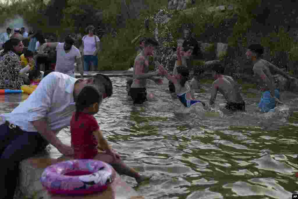 گرمی هوا باعث جمع شدن مردم در چشمه این لوین در حومه بیت المقدس در اسراییل شد