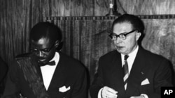 Patrice Lumumba (à gauche)