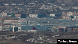 개성공단 폐쇄 1년을 앞둔 6일 경기도 파주시 도라전망대에서 개성공단 일대가 적막한 모습을 보이고 있다.