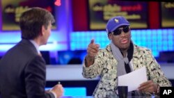 Dennis Rodman, mantan pebasket AS saat diwawancarai oleh George Stephanopoulos (kiri) dari jaringan televisi ABC dalam acara "This Week", terkait kunjungannya ke Korea Utara awal Maret lalu (Foto: dok). Mantan bintang NBA tersebut menyampaikan permohonan pribadinya melalui pesan twitter ke pemimpin Korsel Kim Jong-un untuk membebaskan Kenneth Bae, warga AS yang ditahan di negara itu, Selasa (7/5).