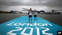 Atlet dayung Oksana Masters dan rekannya Rob Jones dari Amerika Serikat setelah latihan untuk pertandingan di Paralimpik 2012 di Inggris. (Foto: