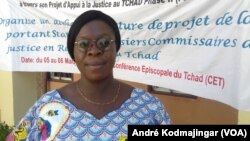 Tchamba Amboussidi, huissier titulaire de charge, N'Djamena, le 6 mars 2019. (VOA/André Kodmajingar)