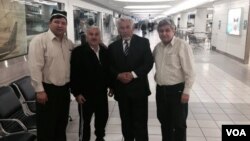 "Birdamlik" harakatining qurultoyi ishtirokchilari Sent-Luis aeroportida kutib olinmoqda, 23-aprel, 2014-yil