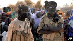 Dua orang tentara Chad melakukan penjagaan di sebuah kamp pengungsi (foto; dok). 