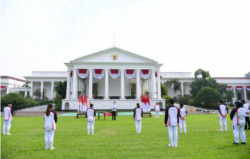 Presiden Jokowi secara simbolis memberikan bonus kepada para atlet yang berlaga di Olimpiade Tokyo 2020, di Istana Kepresidenan Bogor, Jumat (13/8). (Foto: Courtesy/Biro Setpres)