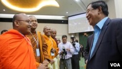FILE PHOTO- But Buntenh, head of Independent Monks Network, talks to Prime Minister Hun Sen during the first national forum on “Protection and Conservation of Natural Resources,” Phnom Penh, Cambodia, Monday, August 22, 2016. (Leng Len/VOA Khmer)