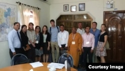 អ្នក​រាយការណ៍​ពិសេស​របស់​អង្គការ​សហ​ប្រជា​ជាតិ​ស្តី​ពី​សិទ្ធិ​មនុស្ស​នៅ​កម្ពុជា​លោក​ស្រី​ ​រ៉ូណា​ ស្មីត (​Rhona Smith​) បាន​ជួប​ជាមួយ​តំណាង​សង្គម​ស៊ីវិល​នៅ​ឯ​ការិយាល័យ​សិទ្ធិ​របស់​អ.ស.ប. កាល​ពី​ថ្ងៃ​ទី​២១​ ខែ​មិនា​ ឆ្នាំ​២០១៦។​ (រូប​ភាព​ផ្តល់​ដោយ​លោក​ ណៃ​ វង់ដា)