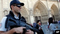 Polisi Perancis melakukan patroli di depan gereja katedral Notre Dame di Paris (foto: ilustrasi). 