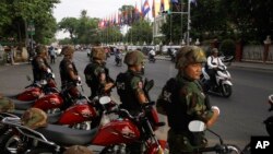 រូប​ឯកសារ៖ កម្លាំងប៉ូលិសរក្សាសណ្តាប់ធ្នាប់​បិទផ្លូវមួយនៅក្បែរតុលាការឧទ្ធរណ៍នៅទីក្រុង​ភ្នំពេញ កាលពីថ្ងៃទី៣១ ខែតុលា ឆ្នាំ២០១៧។ តុលាការឧទ្ធរណ៍បាន​បើក​សវនាការស្តីអំពី​សេចក្តីសម្រេចរបស់តុលាការរាជធានីភ្នំពេញ ដែលបាន​សម្រេចឃុំខ្លួនលោក កឹម សុខា មេដឹកនាំគណបក្សប្រឆាំងពី​បទ​ក្បត់ជាតិ។ (AP Photo/Heng Sinith)