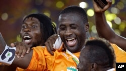 Les Eléphants de Cote d'Ivoire, Gervinho (gauche) et Yaya Touré lors de leur victoire de la CAN 2015 contre le Ghana à Bata, en Guinée Equatoriale, 8 février 2015.(AP Photo/Themba Hadebe)