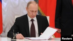Presiden Rusia Vladimir Putin mempermudah prosedur mendapatkan status kewarganegaraan Rusia bagi separatis di Ukraina.
