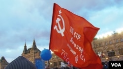 3月18日莫斯科红场庆祝吞并克里米亚集会上的共产党红旗。(美国之音白桦拍摄)